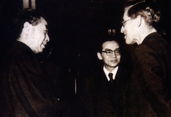 003-1梁思成与周总理接待外宾.jpg